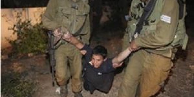 Kuduz Köpek İsrail Polisi Kudüs’te Sokak Ortasında Çocuklara Saldırdı