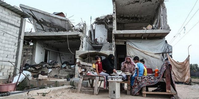 İsrail’in yıktığı evlerinde iftar açıyorlar