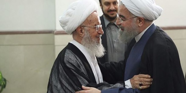 İran Cumhurbaşkanı Kum kentinde taklit mercileri ile görüştü