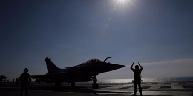 ABD Öncülüğündeki Koalisyon Güçlerine Ait Uçaklar Irak Ordusunu Bombaladı