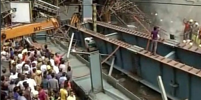 Hindistan’da Köprü İnşaatı Çöktü