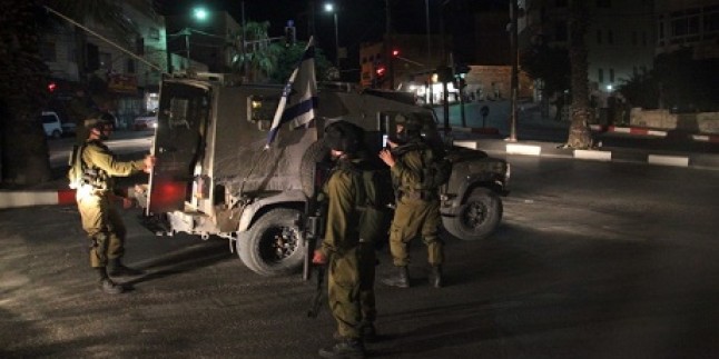 Siyonist İşgal Güçleri Batı Yaka’da 13 Filistinli Genci Tutukladı
