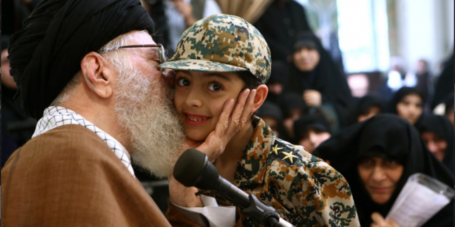 Foto: İmam Ali Hamaney, şehitlerin aileleriyle görüştü