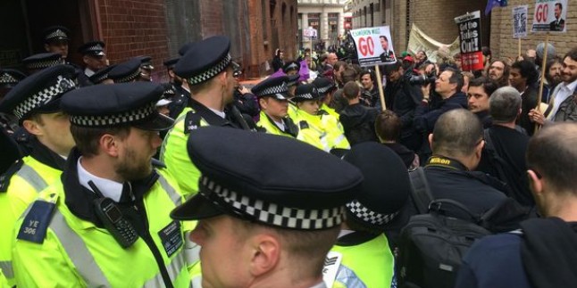 Cameron’ın istifasını isteyen protestocular sokaklara çıktı