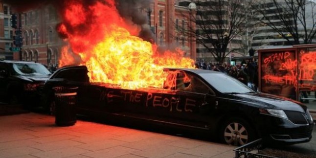 Protestocular Washington’da bir limuzini ateşe verdi