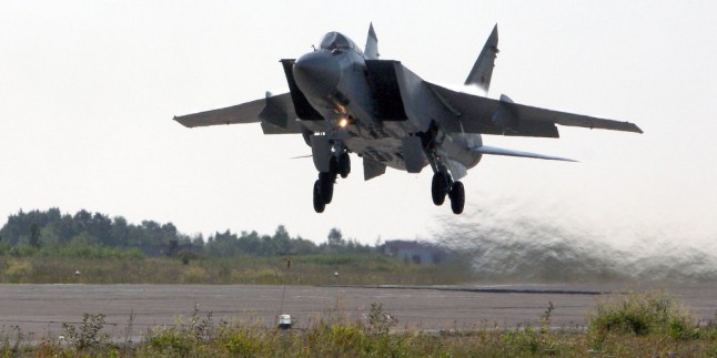 Rus MiG-31 uçağı düştü