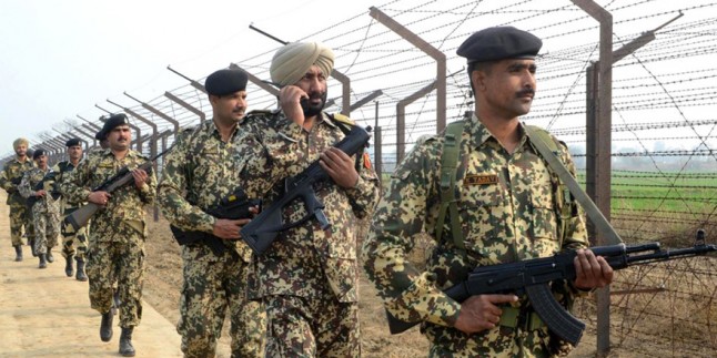 Hint Askerleri Pakistan Askerlerine Ateş Açtı: 2 Ölü