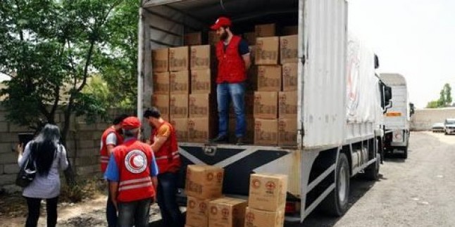 Şam’da Valilik ve Suriye Kızılay Örgütünün işbirliğiyle gıda paketleri dağıtılıyor