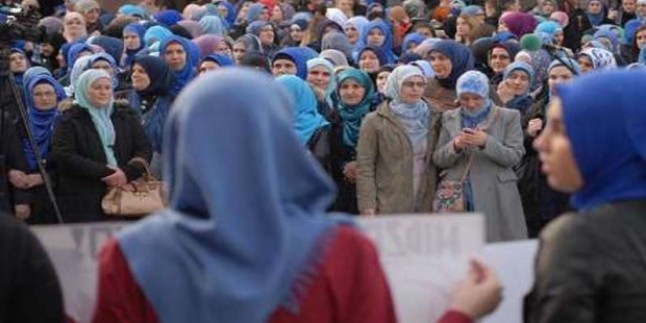 Tesettürün yasaklanmasına itiraz amacıyla Bosna’da protesto gösterileri düzenlendi