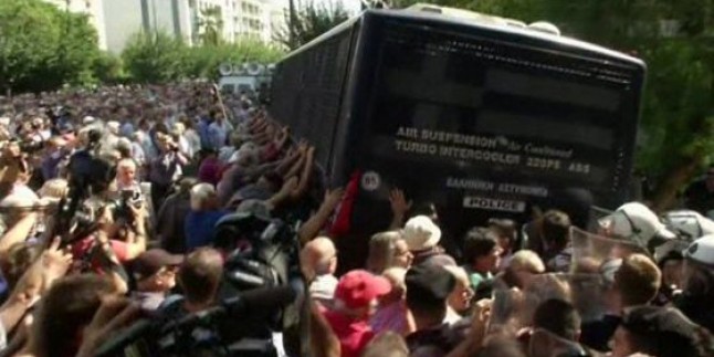 Maaşı kesilen Yunanlı emekliler polisle çatıştı